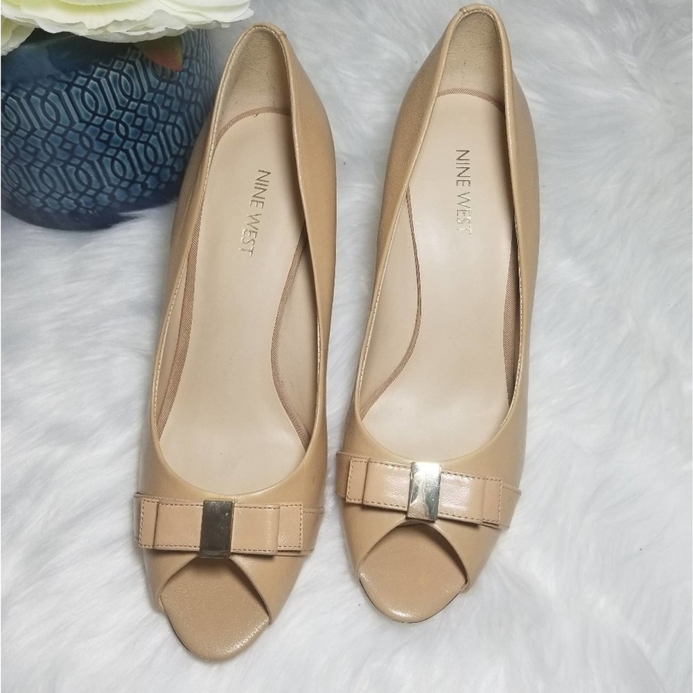 NINE WEST Nude Peep Toe Heel with Bow Size: 9